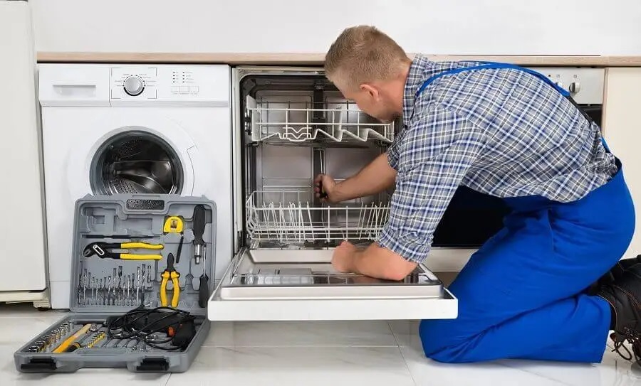 Serdivan Siemens servisi teknisyen ekibi beyaz eşya tamiri yaparken